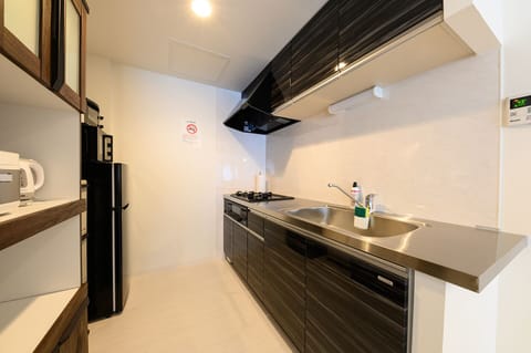 Deluxe Room | Private kitchen | Fridge, microwave, stovetop, toaster