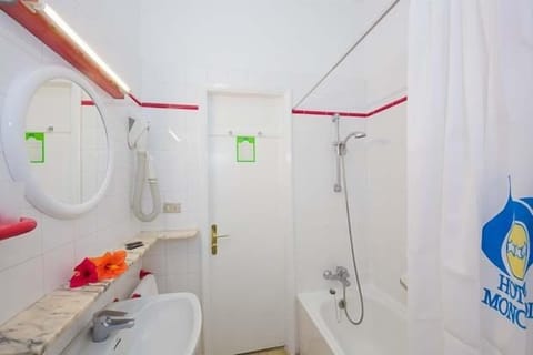 Combined shower/tub, hair dryer, towels