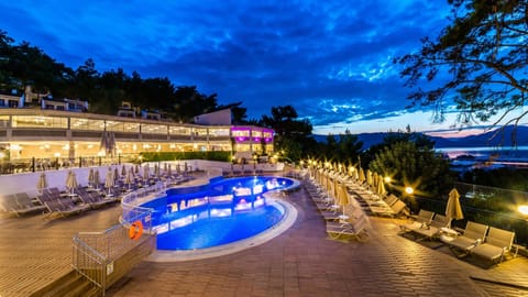 Seasonal outdoor pool, pool umbrellas, sun loungers