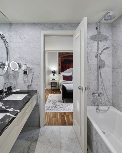 Sezen Aksu Suite | Bathroom | Free toiletries, hair dryer, bathrobes, slippers