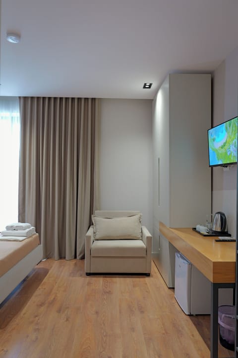 Deluxe Family Room | Minibar, desk, soundproofing, free WiFi