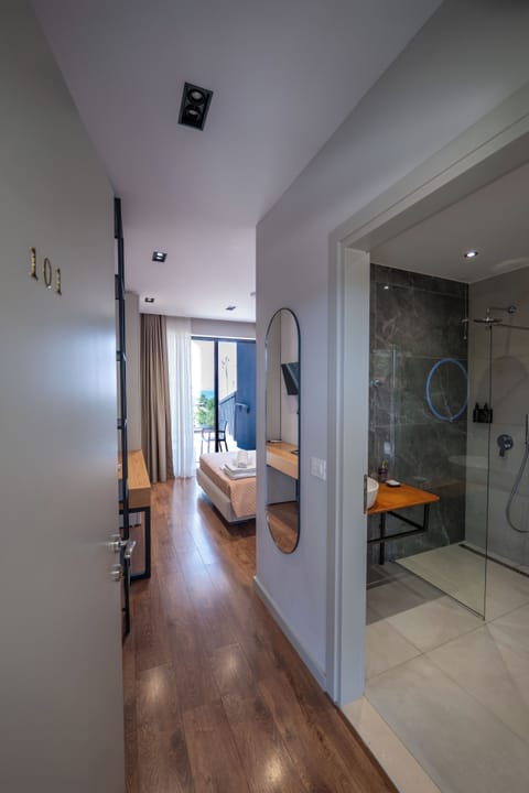 Deluxe Double Room with Balcony and Sea View | Minibar, desk, soundproofing, free WiFi