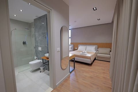Deluxe Family Room | Minibar, desk, soundproofing, free WiFi
