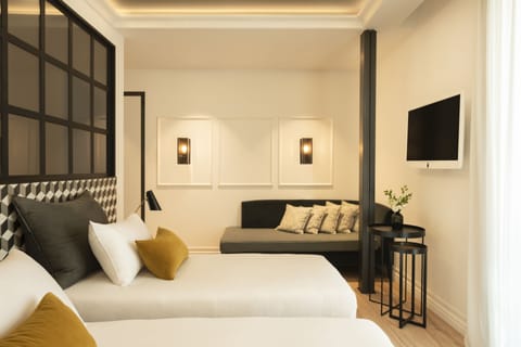 Deluxe Room (Grand Deluxe, Ciutat Vella View) | Premium bedding, minibar, in-room safe, soundproofing