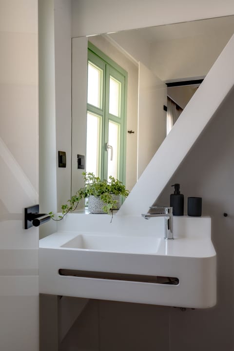 Design Double Room, 1 Queen Bed, Non Smoking (60) | Bathroom | Shower, rainfall showerhead, free toiletries, hair dryer