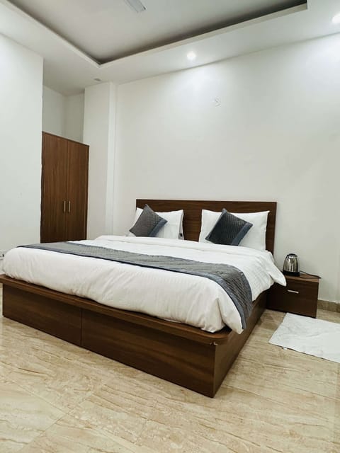 Executive Room | Iron/ironing board, free WiFi, bed sheets