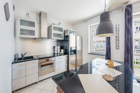 Apartment (12B/4) | Private kitchenette | Fridge, microwave, oven, stovetop