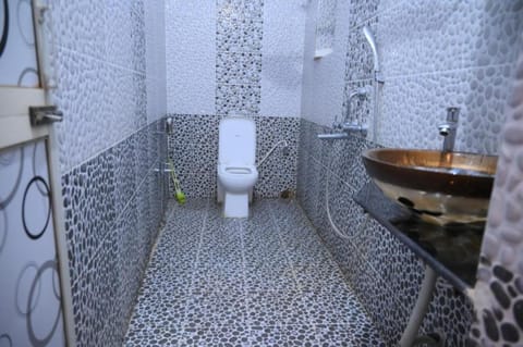 Deluxe Studio Suite | Bathroom | Shower, rainfall showerhead, free toiletries, slippers