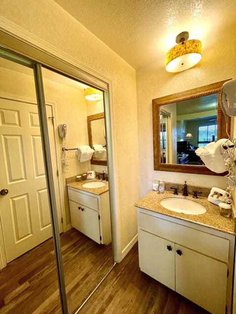 Room, 1 Bedroom | Bathroom | Towels, shampoo
