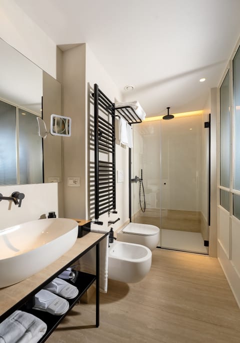 Junior Suite | Bathroom | Designer toiletries, hair dryer, slippers, bidet