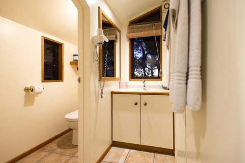 Captain's Quarters | Bathroom | Shower, hair dryer, towels, toilet paper