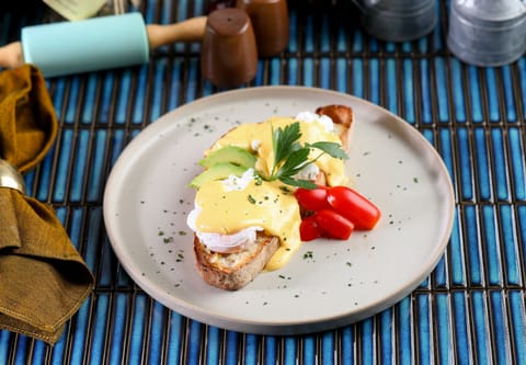 Daily cooked-to-order breakfast (THB 350 per person)