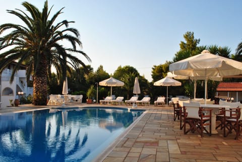 Outdoor pool, pool umbrellas, sun loungers