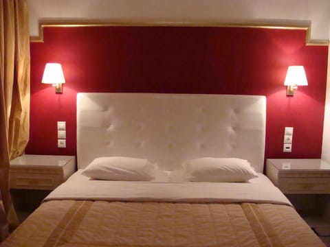 Double Room | Premium bedding, in-room safe, iron/ironing board, free WiFi