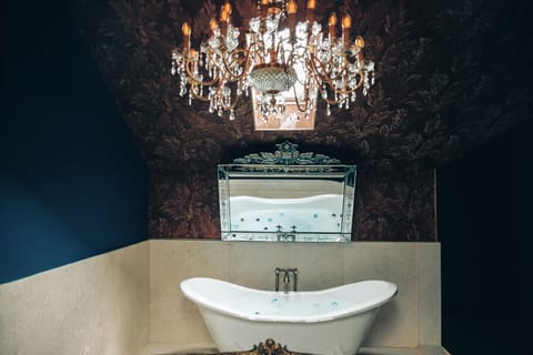 World's Pearls | Deep soaking bathtub