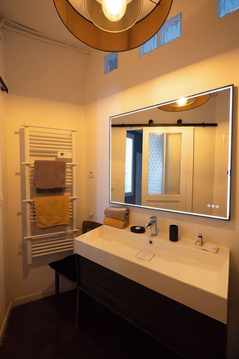 Room, 1 Queen Bed, Balcony | Bathroom | Shower, free toiletries, hair dryer, towels