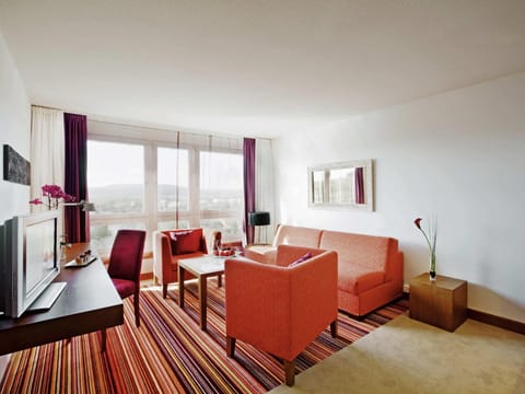 Suite, 1 Bedroom | Hypo-allergenic bedding, minibar, in-room safe, desk