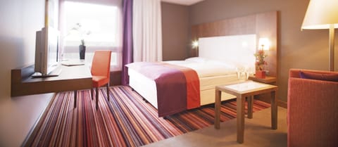 Hypo-allergenic bedding, minibar, in-room safe, desk