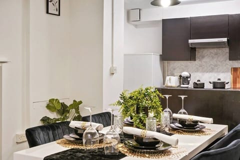 Deluxe Apartment, Private Bathroom | Dining