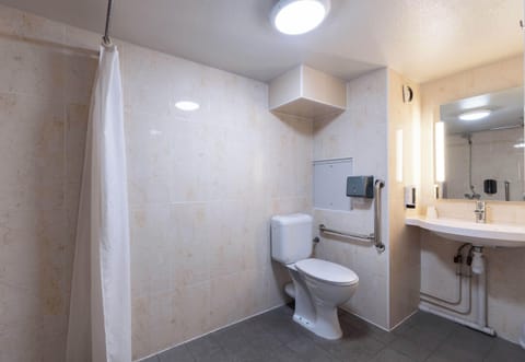 Double Room, Accessible, Non Smoking | Bathroom | Shower, hair dryer, towels