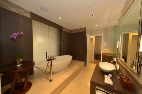 Junior Penthouse Suite | Bathroom | Free toiletries, bathrobes, towels