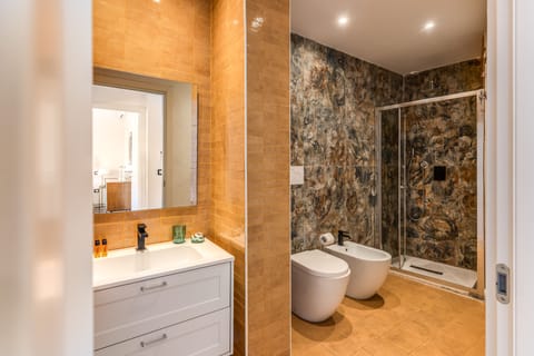 Luxury Apartment | Bathroom | Free toiletries, hair dryer, bidet, towels