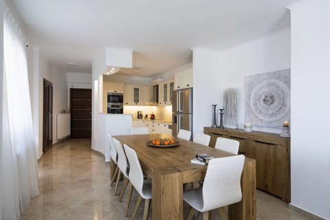 Helen Luxury Holiday House, Modern Dining Area