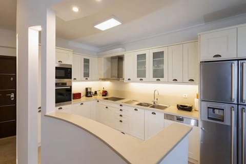  Helen Luxury Holiday House, Fully Equipped Kitchen
