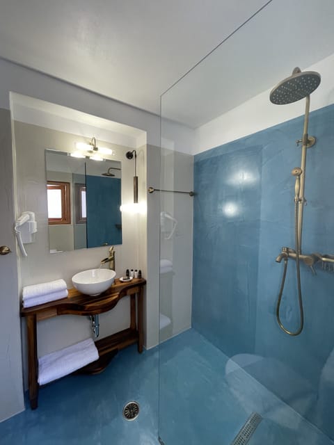 Deluxe Studio Suite | Bathroom | Shower, rainfall showerhead, hair dryer, bathrobes