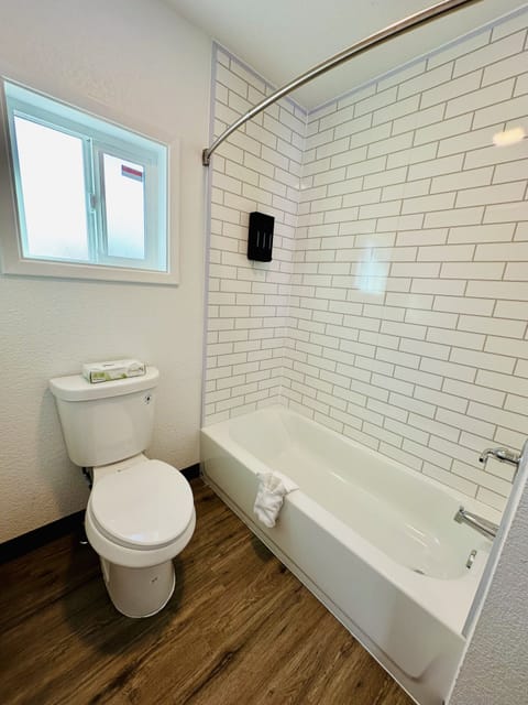 Room, Ensuite (1 King Bed+ Kitchen) | Bathroom | Combined shower/tub, free toiletries, hair dryer, towels