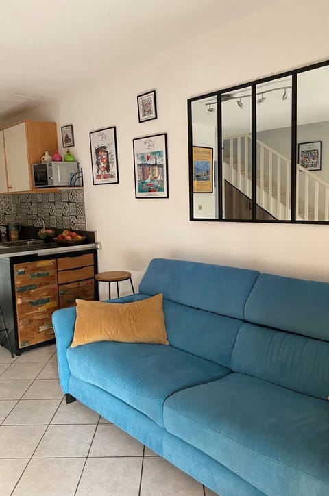 Picture Frame, Furniture, Couch, Property, Interior Design, Rectangle, Living Room, Wood, Studio Couch, Floor