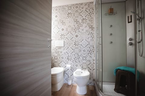 Executive Studio Suite | Bathroom | Shower, hydromassage showerhead, hair dryer, bathrobes