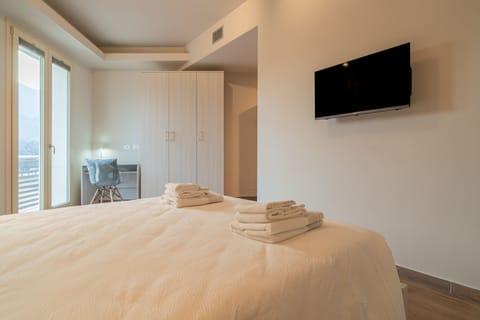 Deluxe Double or Twin Room | Bathroom | Hair dryer, bidet, towels, soap