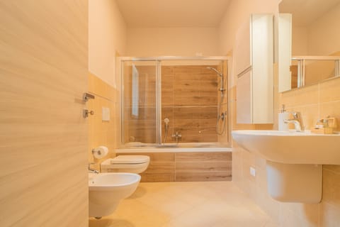 Classic Double or Twin Room | Bathroom | Hair dryer, bidet, towels, soap