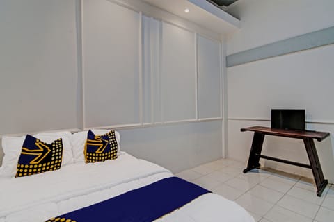 Economy Double Room | Desk, laptop workspace, free WiFi, bed sheets