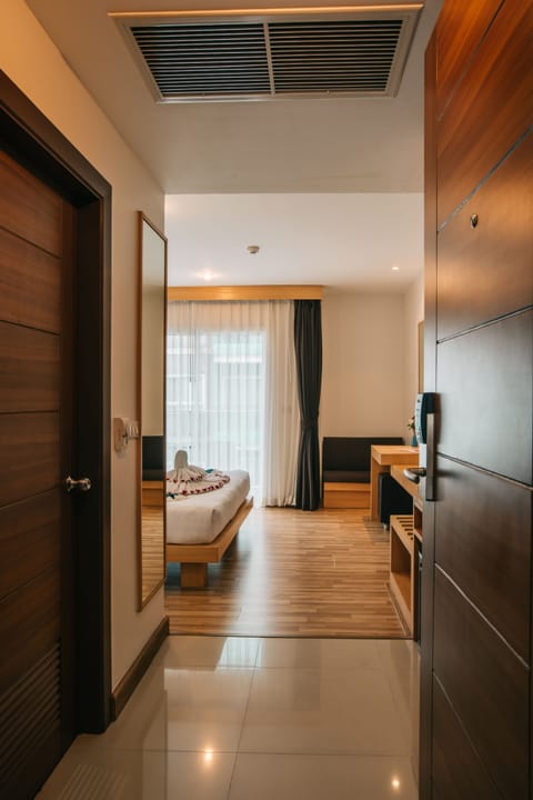 Deluxe Double Room, Balcony | Minibar, in-room safe, desk, blackout drapes