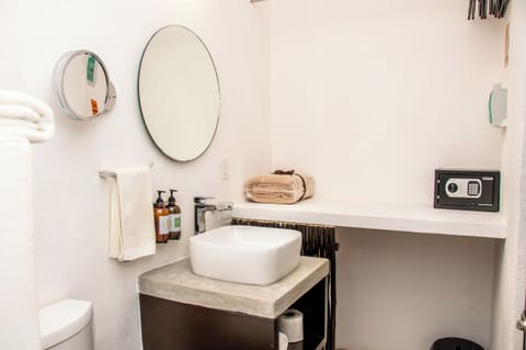 Standard Suite | Bathroom | Free toiletries, hair dryer, towels