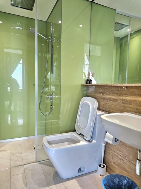 Signature Suite | Bathroom | Shower, rainfall showerhead, hair dryer, bidet