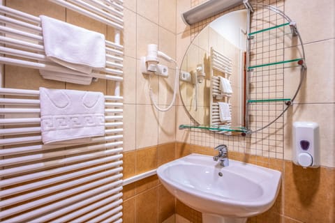 Classic Double Room | Bathroom | Bathtub, hair dryer, towels