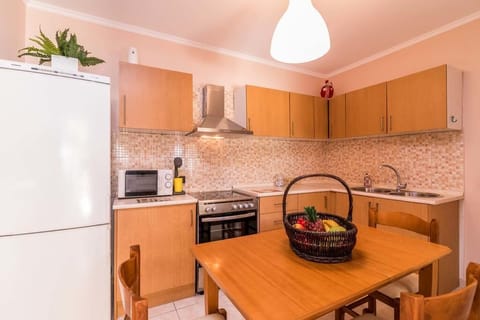 Apartment | Private kitchen | Full-size fridge, microwave, oven, stovetop
