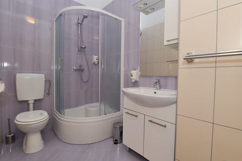 Comfort Apartment, 2 Bedrooms, Balcony | Bathroom | Deep soaking tub, towels, soap, shampoo