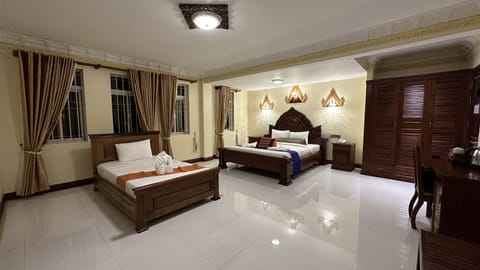 Premier Twin Room, 1 Bedroom, Private Bathroom, City View | Desk, free WiFi, bed sheets