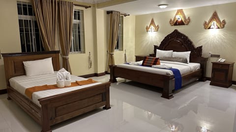 Premier Twin Room, 1 Bedroom, Private Bathroom, City View | Desk, free WiFi, bed sheets