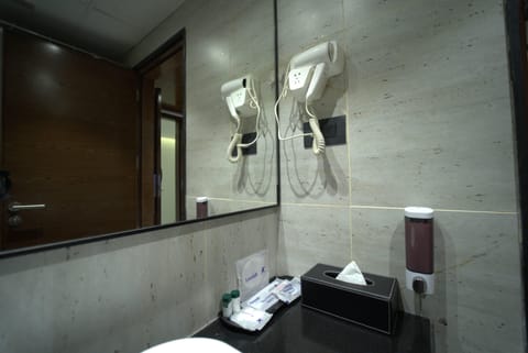 Deluxe Double Room | Bathroom | Shower, towels