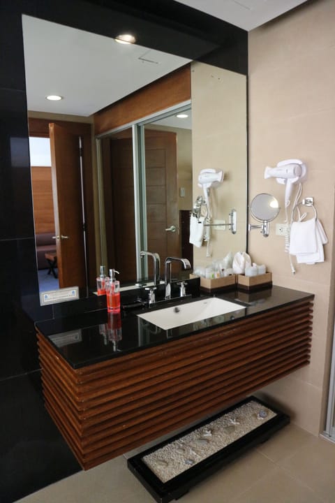 Presidential Suite (1 Double Bed - Semi Queen Size) | Bathroom | Free toiletries, hair dryer, bidet, towels