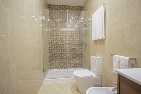 City Room | Bathroom | Shower, rainfall showerhead, free toiletries, hair dryer