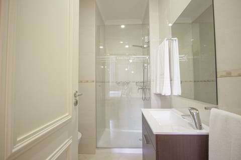 Family Room | Bathroom | Shower, rainfall showerhead, free toiletries, hair dryer