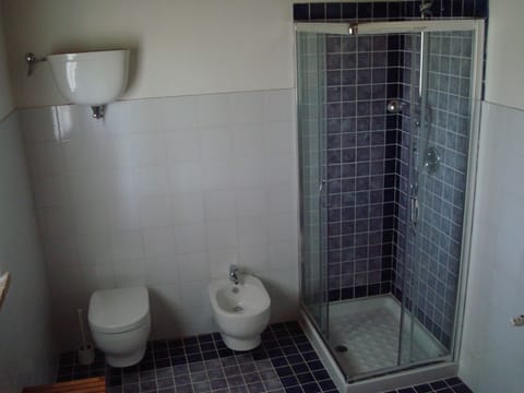 Apartment, 2 Bedrooms | Bathroom | Shower, rainfall showerhead, free toiletries, hair dryer
