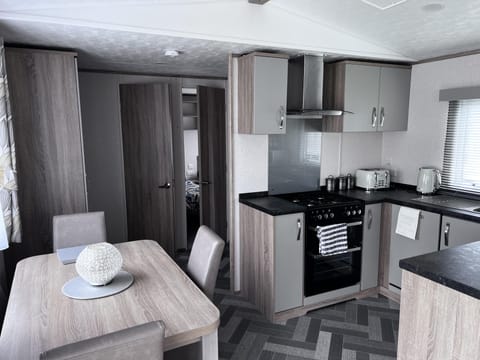 Cabin | Private kitchen | Fridge, microwave, oven, stovetop