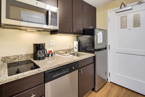 Full-size fridge, microwave, stovetop, dishwasher